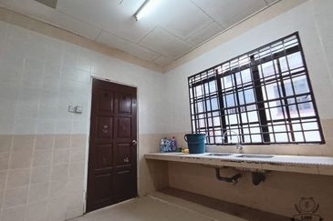 PENGKALAN TIMUR - 2 STOREY CORNER - 3055 sq ft - GOOD CONDITION - TO LET