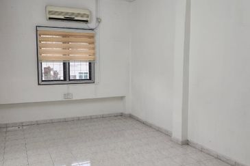 BERCHAM -2  STOREY SHOPLOT-FULLY RENOVATED-NEARBY HOUSES-SUITABLE RESTAURANT-TO LET