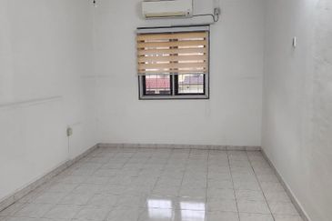 BERCHAM -2  STOREY SHOPLOT-FULLY RENOVATED-NEARBY HOUSES-SUITABLE RESTAURANT-TO LET