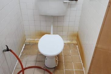 BERCHAM -2  STOREY SHOPLOT-FULLY RENOVATED-NEARBY HOUSES-SUITABLE RESTAURANT-TO LET