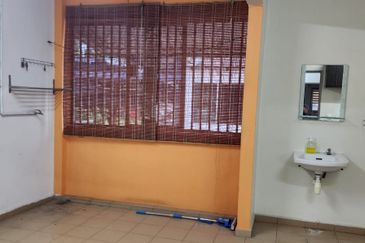 BERCHAM -2  STOREY SHOPLOT-FULLY RENOVATED-NEARBY HOUSES-SUITABLE RESTAURANT-TO LET