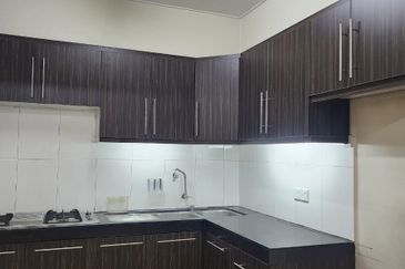 BERCHAM -2  STOREY SHOPLOT-FULLY RENOVATED-NEARBY HOUSES-SUITABLE RESTAURANT-TO LET