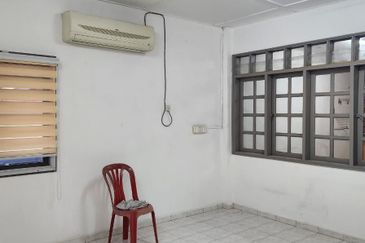 BERCHAM -2  STOREY SHOPLOT-FULLY RENOVATED-NEARBY HOUSES-SUITABLE RESTAURANT-TO LET