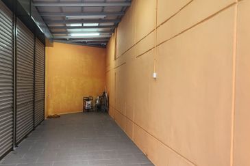 BERCHAM -2  STOREY SHOPLOT-FULLY RENOVATED-NEARBY HOUSES-SUITABLE RESTAURANT-TO LET