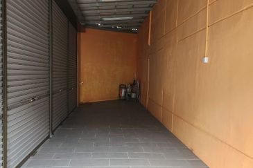 BERCHAM -2  STOREY SHOPLOT-FULLY RENOVATED-NEARBY HOUSES-SUITABLE RESTAURANT-TO LET