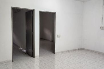 BERCHAM -2  STOREY SHOPLOT-FULLY RENOVATED-NEARBY HOUSES-SUITABLE RESTAURANT-TO LET