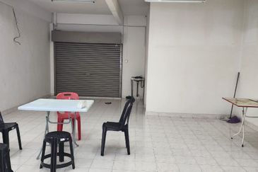 BERCHAM -2  STOREY SHOPLOT-FULLY RENOVATED-NEARBY HOUSES-SUITABLE RESTAURANT-TO LET