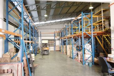 ** SUITABLE WAREHOUSE 1.5 STOREY -MENGLEMBU FACTORY - IPOH LUMUT HIGHWAY - FOR SALE  **