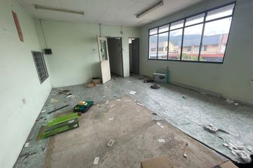 Menglembu factory - Only RM740K -Chandan Raya - 45 X 100 - FOR SALE 