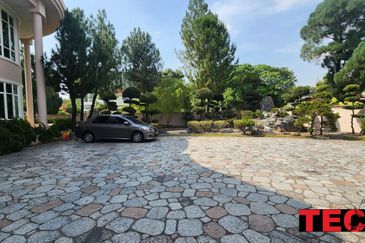 ### Luxury 2 STOREY BUNGALOW in KAMPAR ROAD *Bedrooms*: 8   *Bathrooms*: 8 - FOR SALE ***