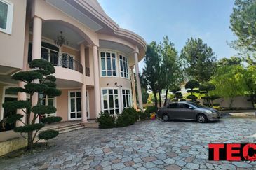 ### Luxury 2 STOREY BUNGALOW in KAMPAR ROAD *Bedrooms*: 8   *Bathrooms*: 8 - FOR SALE ***