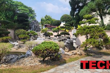 ### Luxury 2 STOREY BUNGALOW in KAMPAR ROAD *Bedrooms*: 8   *Bathrooms*: 8 - FOR SALE ***