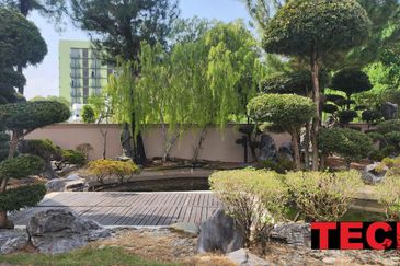 ### Luxury 2 STOREY BUNGALOW in KAMPAR ROAD *Bedrooms*: 8   *Bathrooms*: 8 - FOR SALE ***