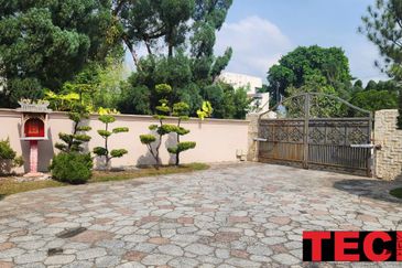 ### Luxury 2 STOREY BUNGALOW in KAMPAR ROAD *Bedrooms*: 8   *Bathrooms*: 8 - FOR SALE ***