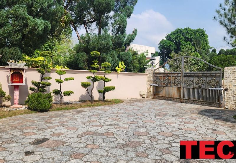 ### Luxury 2 STOREY BUNGALOW in KAMPAR ROAD *Bedrooms*: 8   *Bathrooms*: 8 - FOR SALE ***