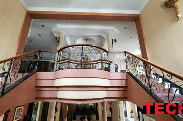 ### Luxury 2 STOREY BUNGALOW in KAMPAR ROAD *Bedrooms*: 8   *Bathrooms*: 8 - FOR SALE ***