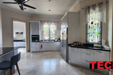 ### Luxury 2 STOREY BUNGALOW in KAMPAR ROAD *Bedrooms*: 8   *Bathrooms*: 8 - FOR SALE ***