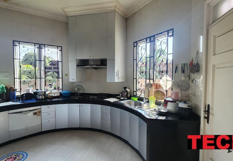 ### Luxury 2 STOREY BUNGALOW in KAMPAR ROAD *Bedrooms*: 8   *Bathrooms*: 8 - FOR SALE ***