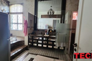 ### Luxury 2 STOREY BUNGALOW in KAMPAR ROAD *Bedrooms*: 8   *Bathrooms*: 8 - FOR SALE ***