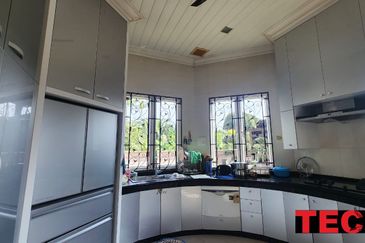 ### Luxury 2 STOREY BUNGALOW in KAMPAR ROAD *Bedrooms*: 8   *Bathrooms*: 8 - FOR SALE ***