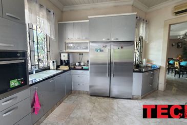 ### Luxury 2 STOREY BUNGALOW in KAMPAR ROAD *Bedrooms*: 8   *Bathrooms*: 8 - FOR SALE ***