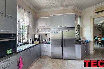 ### Luxury 2 STOREY BUNGALOW in KAMPAR ROAD *Bedrooms*: 8   *Bathrooms*: 8 - FOR SALE ***