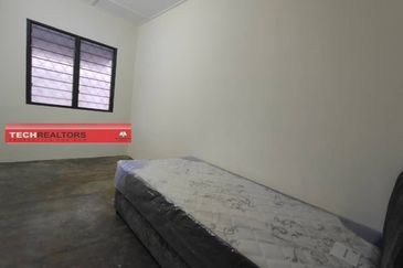  Double Storey House - Bercham Ror Rent