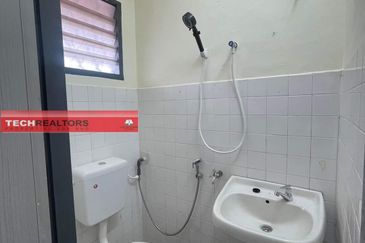  Double Storey House - Bercham Ror Rent