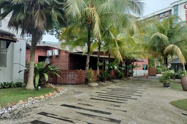 A beautifully landscaped bungalow café - business for sale