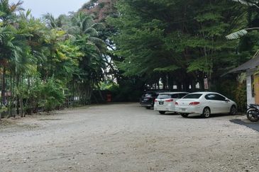 A beautifully landscaped bungalow café - business for sale