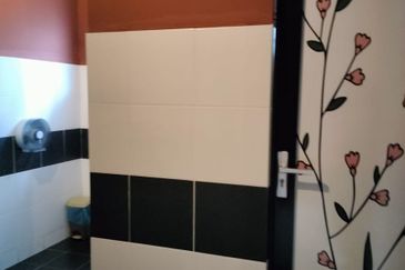 A beautifully landscaped bungalow café - business for sale