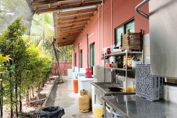 A beautifully landscaped bungalow café - business for sale