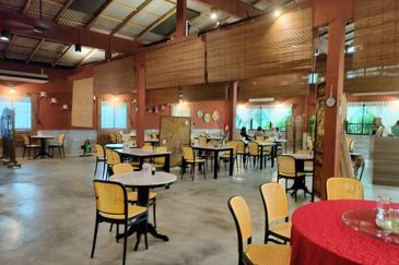 A beautifully landscaped bungalow café - business for sale