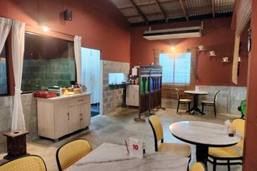 A beautifully landscaped bungalow café - business for sale