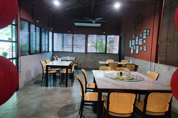 A beautifully landscaped bungalow café - business for sale