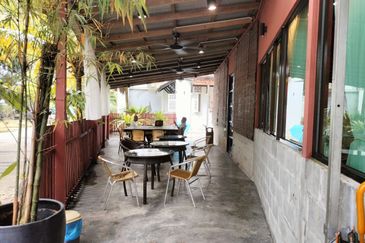 A beautifully landscaped bungalow café - business for sale