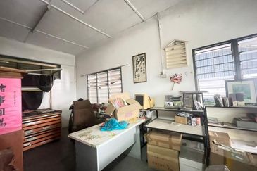 Pengkalan 3 units linked 1.5 Semi-D Factory For Sale 3間连工廠出售