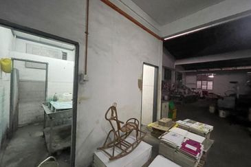 Pengkalan 3 units linked 1.5 Semi-D Factory For Sale 3間连工廠出售