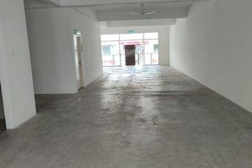 Pusat Komersial Anggun City Rawang 1st first floor shop staircase bare unit intermediate many units available ground floor