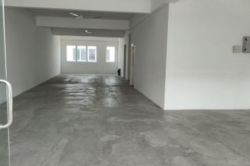Pusat Komersial Anggun City Rawang 1st first floor shop staircase bare unit intermediate many units available ground floor