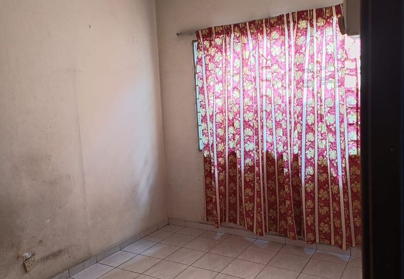 Pangsapuri Orkid, Subang Bestari U5 Shah Alam 4th floor walk up vacant ready now non bumi