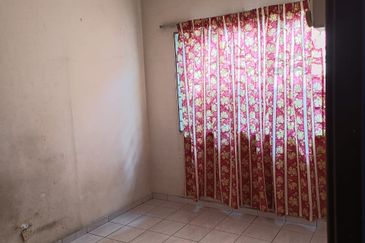 Pangsapuri Orkid, Subang Bestari U5 Shah Alam 4th floor walk up vacant ready now non bumi