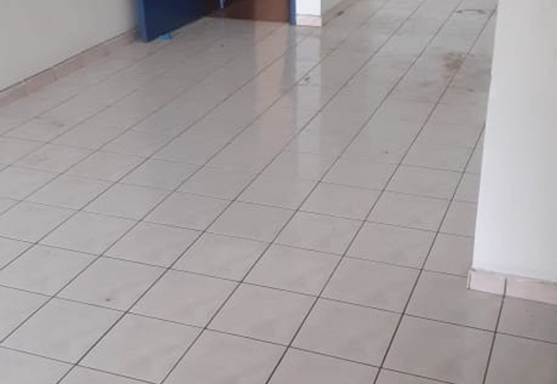 Pangsapuri Orkid, Subang Bestari U5 Shah Alam 4th floor walk up vacant ready now non bumi