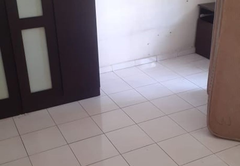 Pangsapuri Orkid, Subang Bestari U5 Shah Alam 4th floor walk up vacant ready now non bumi