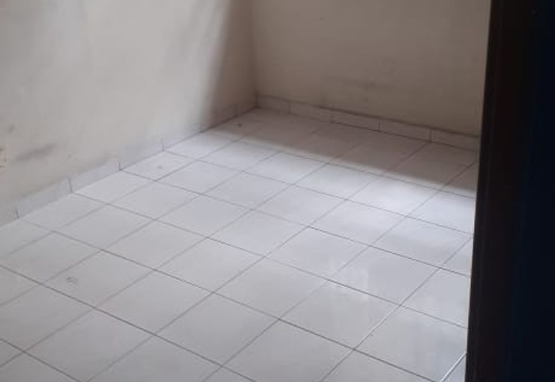 Pangsapuri Orkid, Subang Bestari U5 Shah Alam 4th floor walk up vacant ready now non bumi