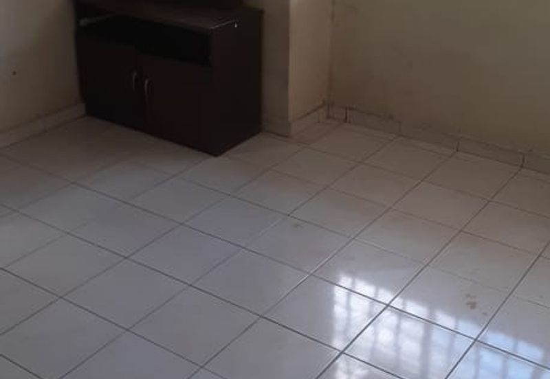 Pangsapuri Orkid, Subang Bestari U5 Shah Alam 4th floor walk up vacant ready now non bumi