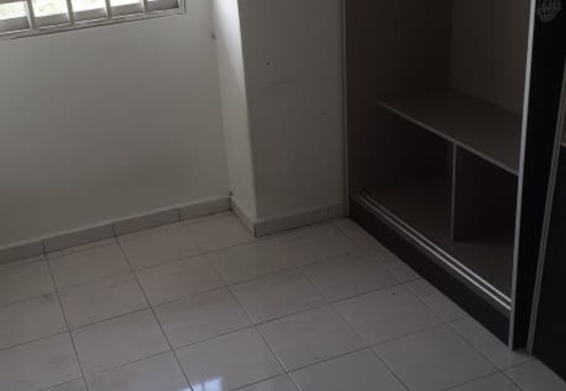 Pangsapuri Orkid, Subang Bestari U5 Shah Alam 4th floor walk up vacant ready now non bumi