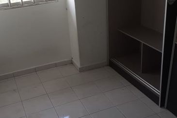 Pangsapuri Orkid, Subang Bestari U5 Shah Alam 4th floor walk up vacant ready now non bumi