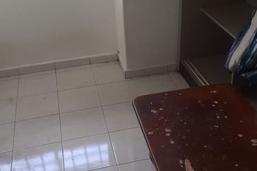 Pangsapuri Orkid, Subang Bestari U5 Shah Alam 4th floor walk up vacant ready now non bumi