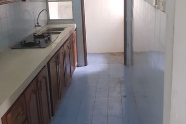 Pangsapuri Orkid, Subang Bestari U5 Shah Alam 4th floor walk up vacant ready now non bumi